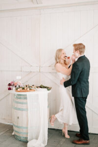 bride and groom feeding each other hor douerves 